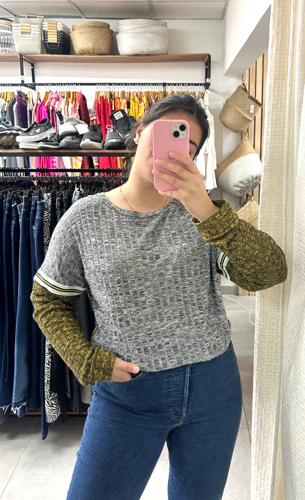 Remera gris y amarilla 